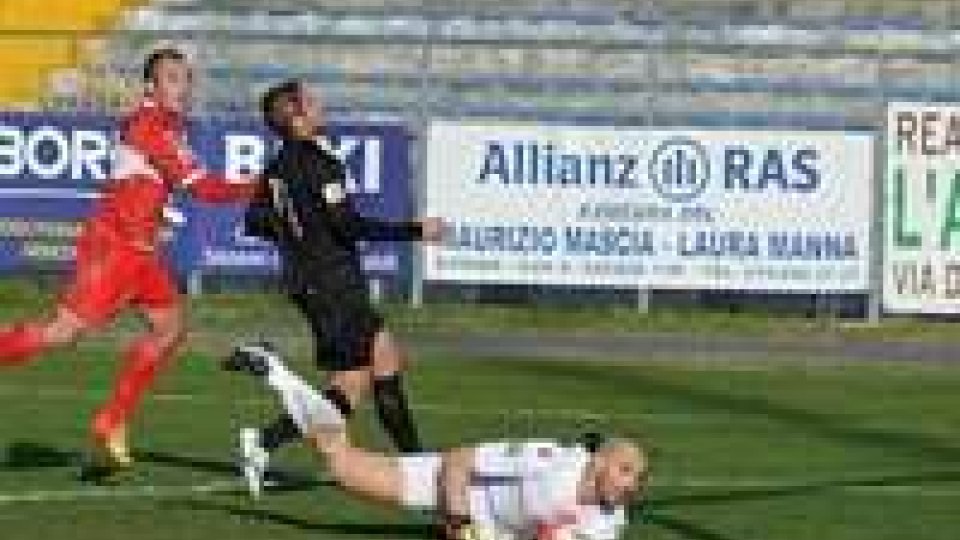 Il gol decisivo di De Martis, in Savona - Rimini 1-0.Romagnole gelate, il sole batte solo su Bellaria