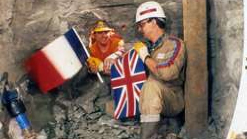 a squadra inglese e quella francese che lavorano al tunnel della Manica si toccano