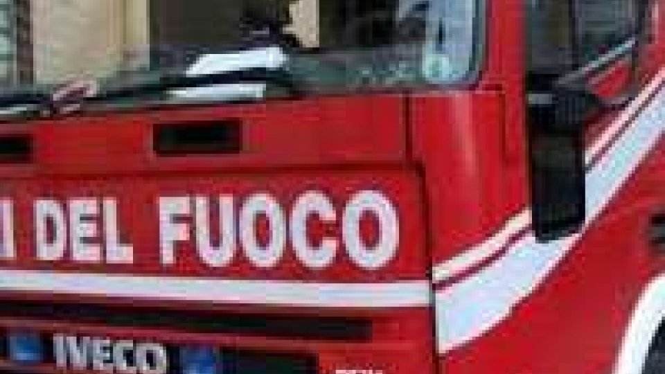 Ancona, sfonda con l'auto il guard rail: conducente illeso