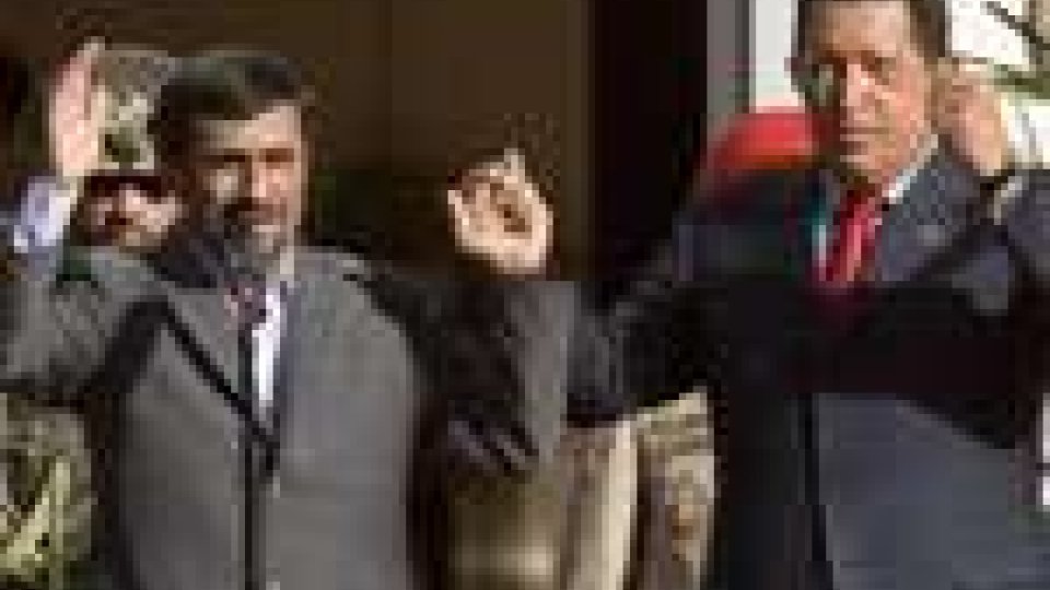 Chavez telefona ad Ahmadinejad per fare il punto su Libia e Siria