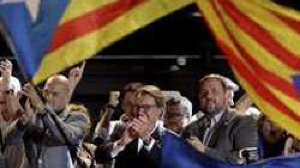 Catalogna, vittoria parziale per i secessionisti: a loro la metà dei seggi ma non dei voti