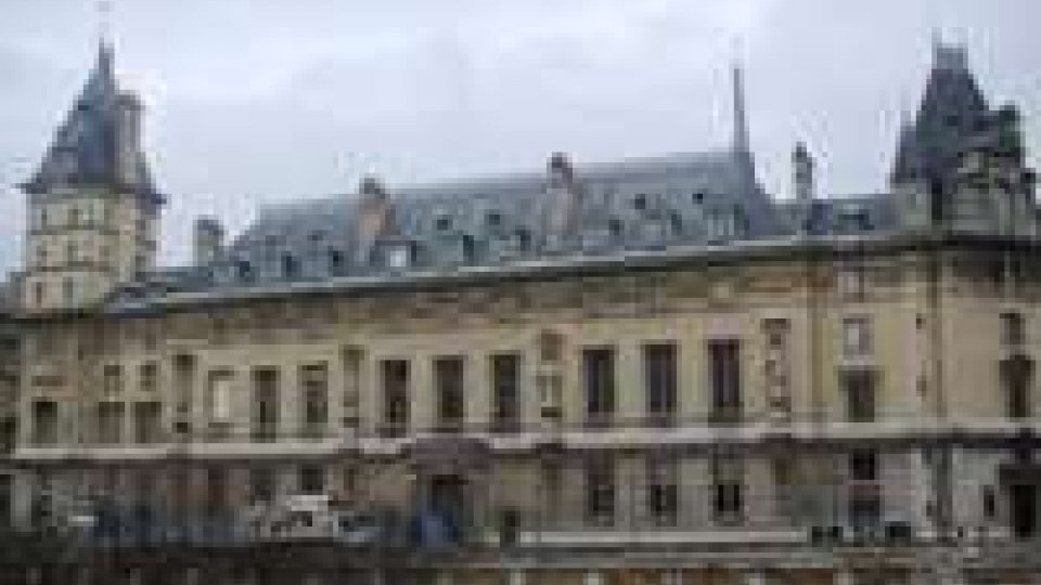 Francia: Parigi, 4 fermi per accusa stupro in sede polizia