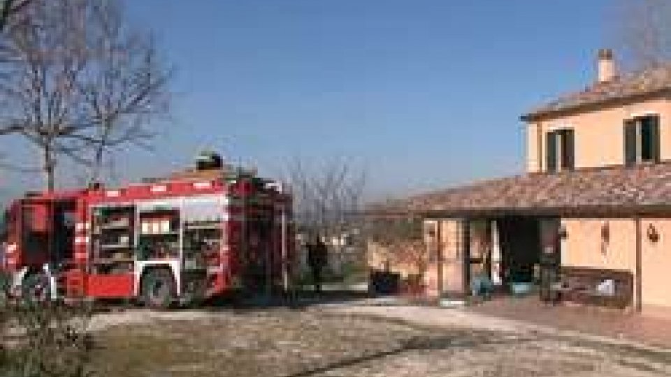 Vigili del fuoco in azione a CorianoCoriano: incendio in una abitazione, muore una anziana