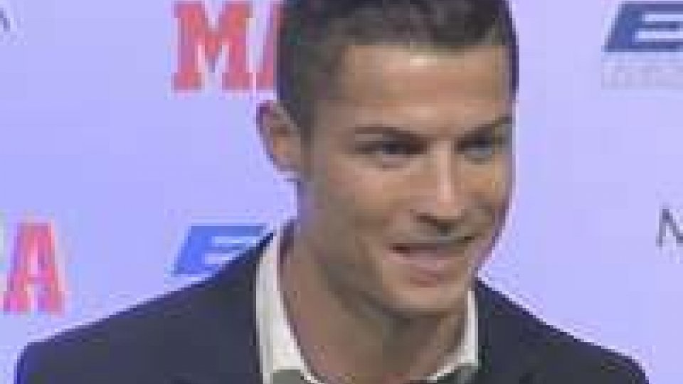Al fuoriclasse del Real Madrid Cristiano Ronaldo la scarpa d'oro 2013-2014Al fuoriclasse del Real Madrid Cristiano Ronaldo la scarpa d'oro 2013-2014