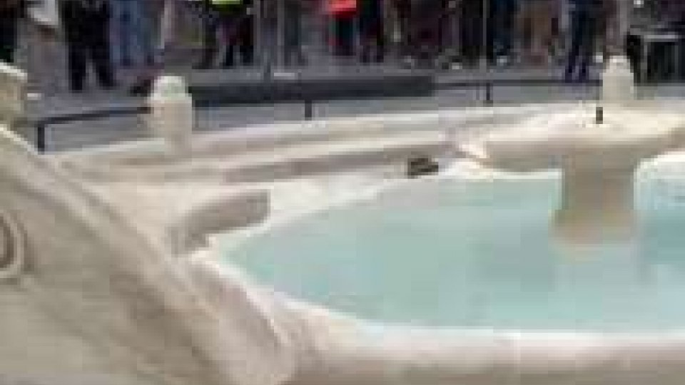 Terminati i lavori di restauro alla Barcaccia di piazza di SpagnaTerminati i lavori di restauro alla Barcaccia di piazza di Spagna