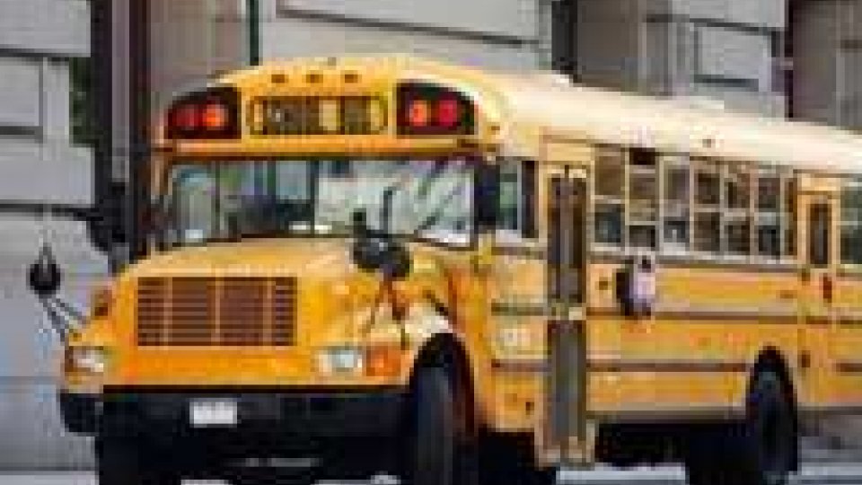 Usa: uomo spara a autista scuolabus e rapisce bambino