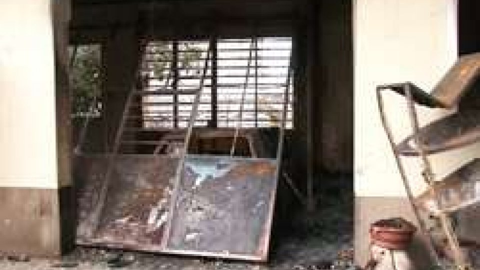 Il garage distrutto dalle fiamme[VIDEO] Santarcangelo: incendio danneggia gravemente abitazione. Cane ritrovato senza vita