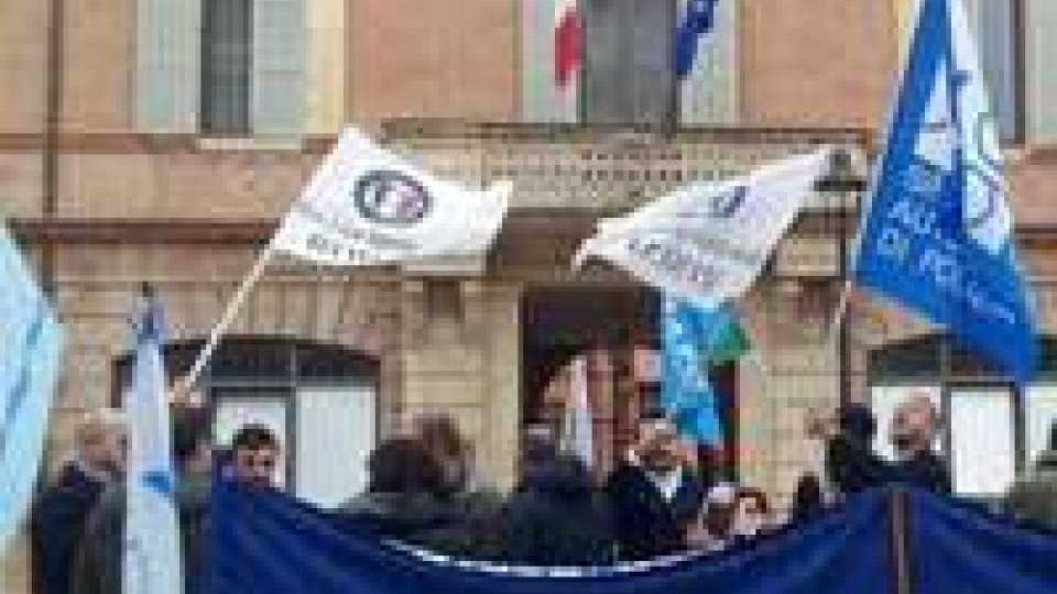 Rimini: sindacati di polizia e vigili del fuoco in piazza contro il Governo