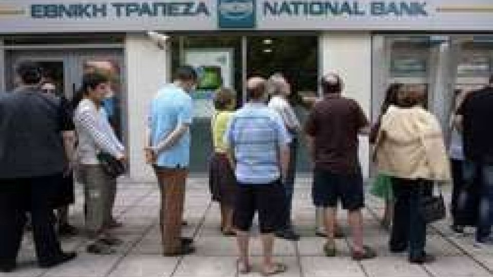 Grecia, banche chiuse fino a referendum: continua la coda ai bancomat