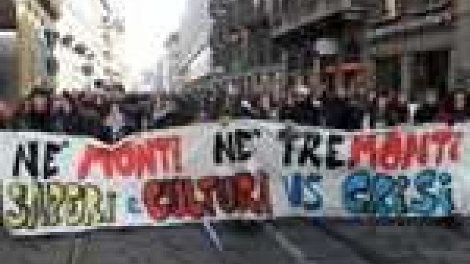 Giornata di tensione a Milano, scontri tra giovani e polizia