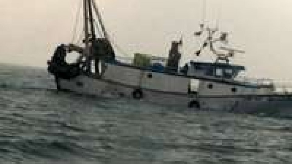 Peschereccio affonda al largo Riccione, salvi due marinai