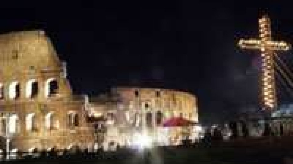 Via Crucis al Colosseo, Papa Francesco: "Cristiani uccisi col nostro silenzio complice"