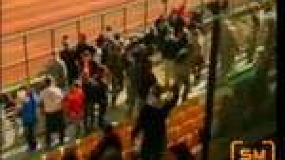 Cinque feriti negli scontri tra tifosi dell’Ancona e forze dell’ordine prima della partita contro il Real Rimini
