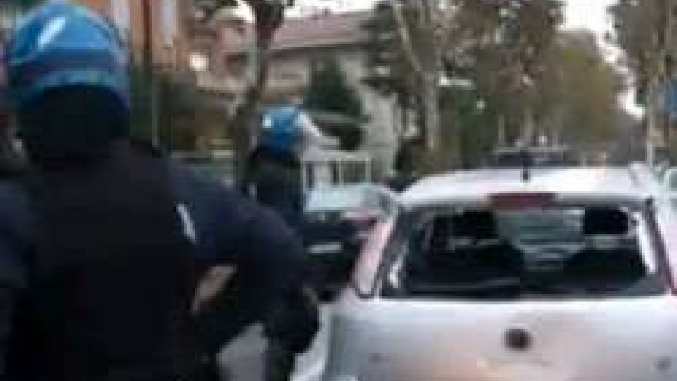 Guerriglia urbana a Rimini, arrestati tre tifosi del TeramoGuerriglia urbana a Rimini, arrestati tre tifosi del Teramo