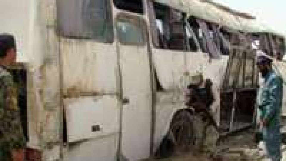 Afghanistan, esplode un bus diretto a un matrimonio: è strage
