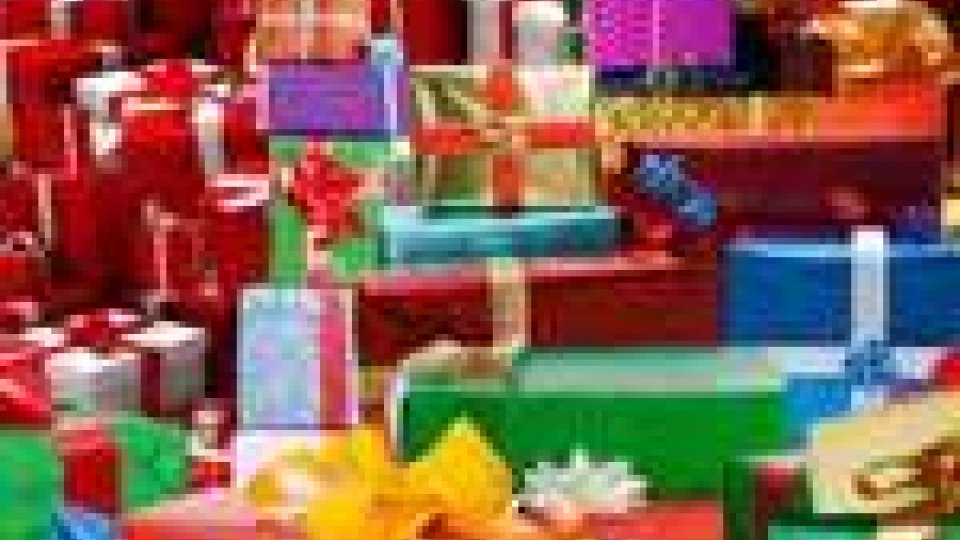 Effetto crisi sui regali di Natale: se ne fanno meno e meno agli altri