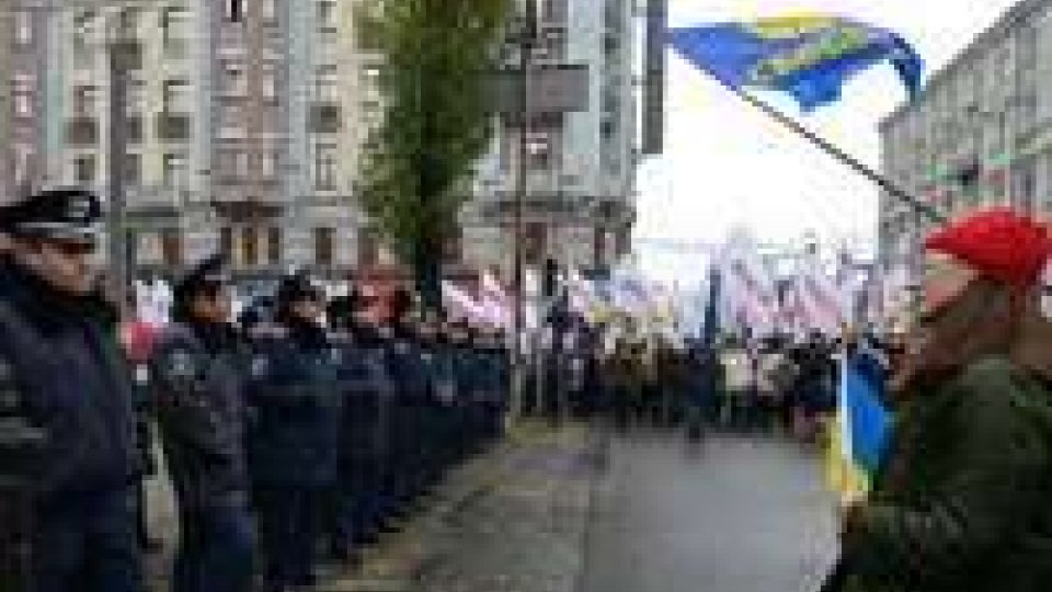 Ucraina: manifestanti bloccano sede governo