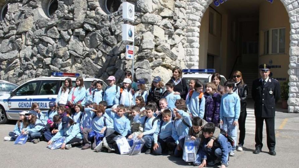 Gli alunni delle elementari in visita alla Gendarmeria