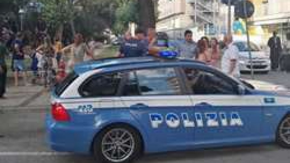 Rimini: la polizia scova 30 grammi di droga in un cespuglio al parco