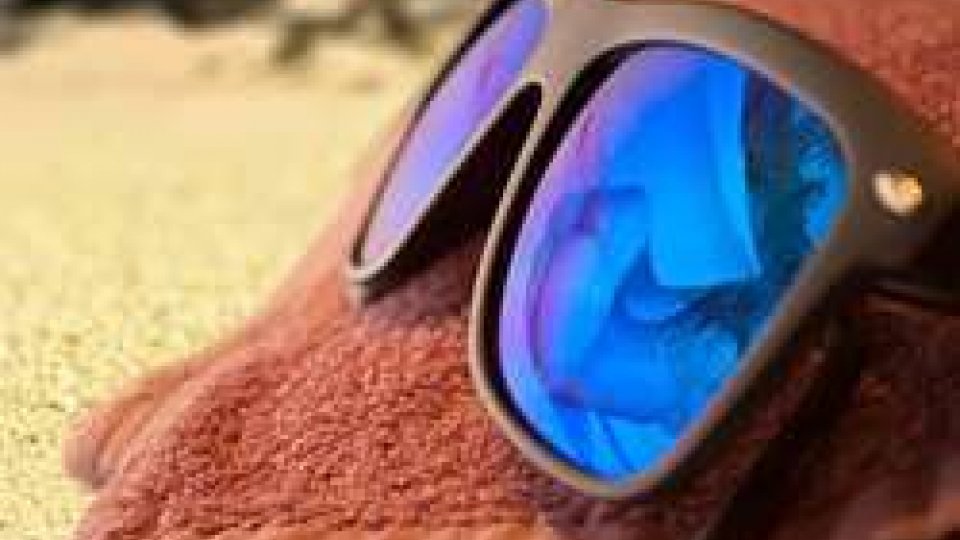 Estate: occhiali a 1/o posto oggetti dimenticati in spiaggia