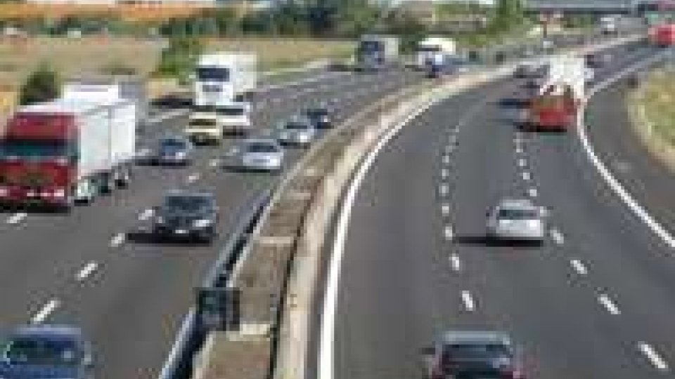 Incidenti stradali: A1;Modena, scontro due camion,6 km fila