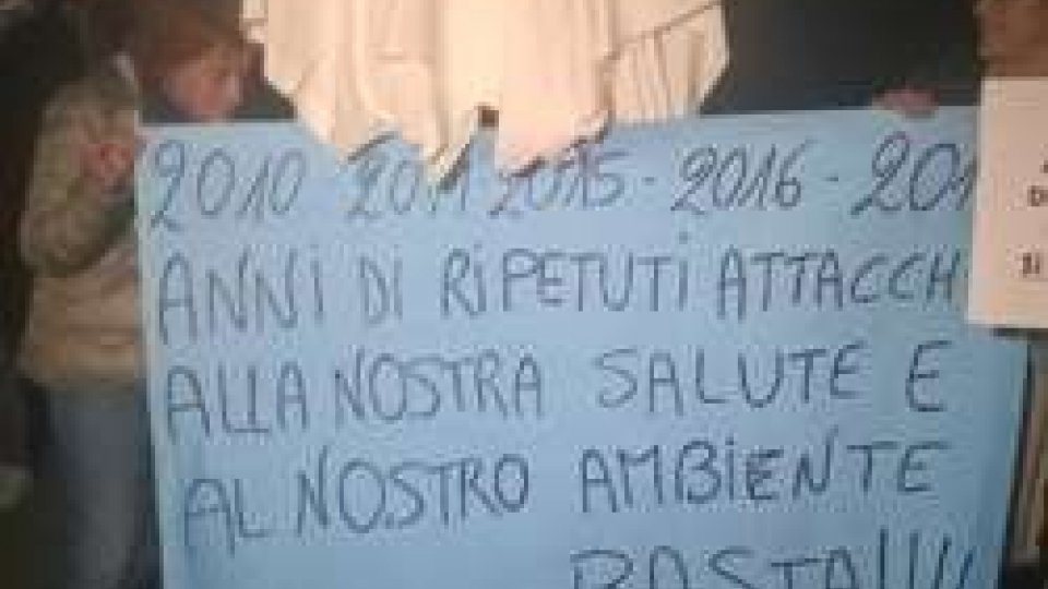 La protesta in Piazza della LibertàManifestazioni sul Pianello: a protestare i correntisti Asset e i cittadini di Acquaviva. L'intervista al Capitano Lucia Tamagnini