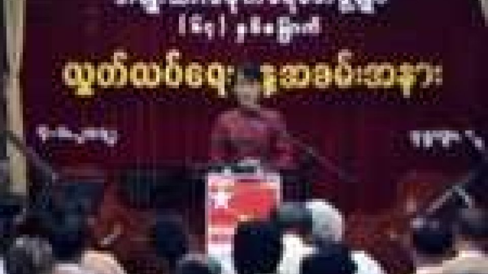 Birmania. Aung San Suu-Kyi torna a parlare in pubblico nel giorno dell'Indipendenza