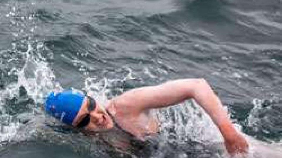 Usa: 50 km a nuoto fino al Golden Gate sfidando gli squali, prima donna al mondo
