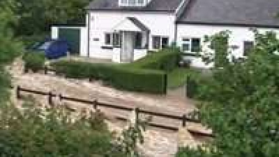 Strade e case inondate in Galles
