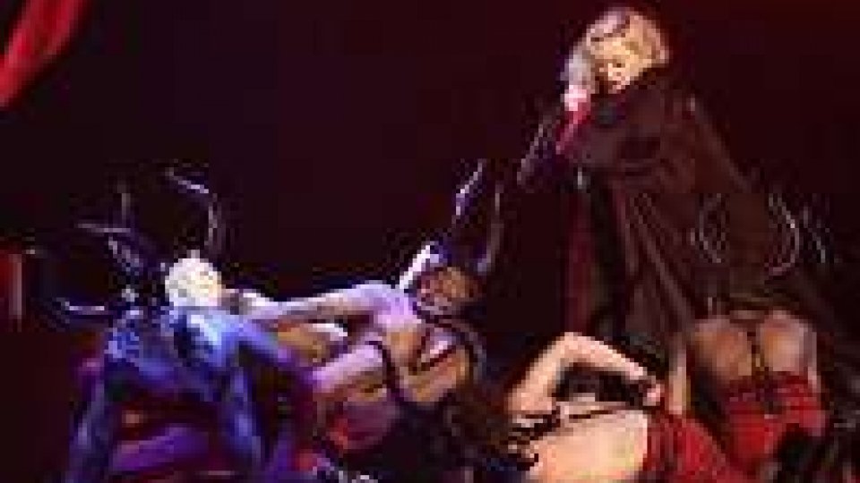 Madonna cade ai Brit Awards,ma tutto ok