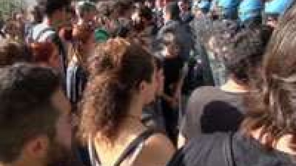 Rimini: attimi di tensione alla manifestazione degli studentiRimini: attimi di tensione alla manifestazione degli studenti