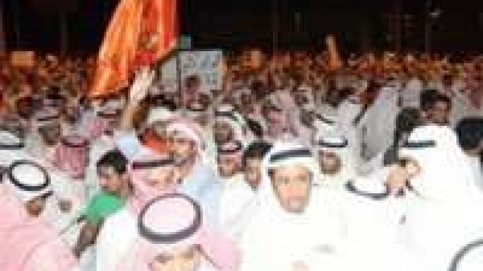 Scontri polizia-manifestanti a Kuwait City: oltre 100 feriti