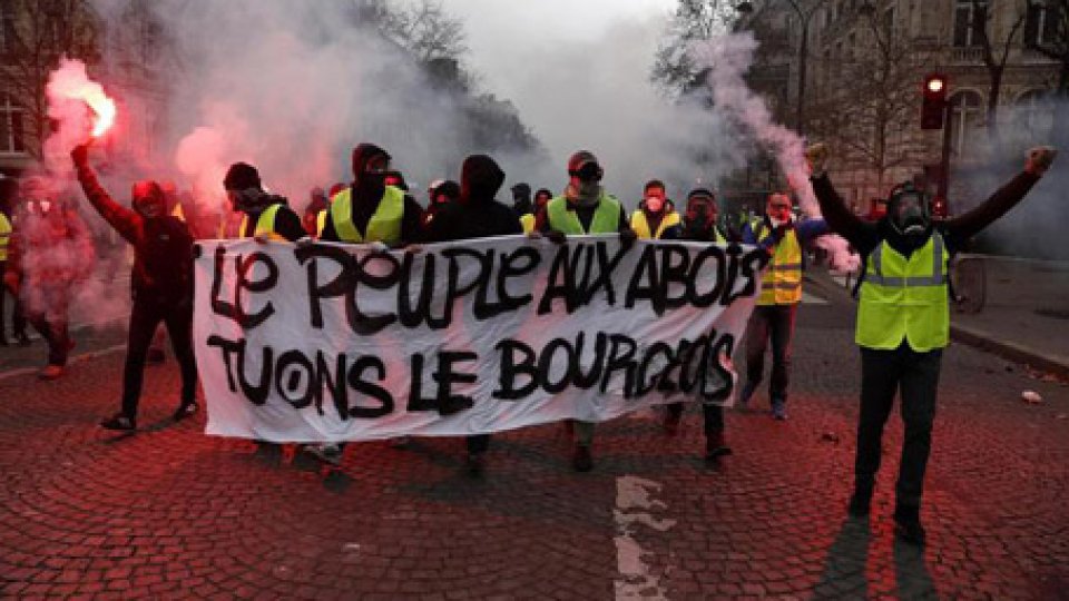Gilet Gialli: dilaga la violenza a Parigi
