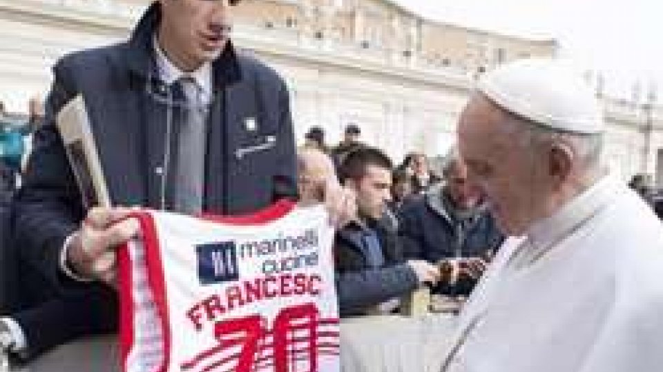 La Vuelle festeggia i 70 anni regalando una maglia a Papa Francesco.