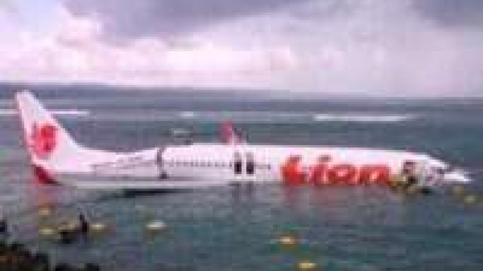 Bali: boeing 737 non riesce a frenare e finisce in mare
