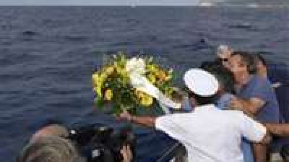 Lampedusa: difficile recupero dei corpi, continuano le polemiche sui soccorsi