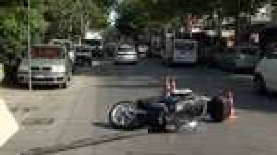 Rimini - Mercedes sammarinese taglia la strada ad uno scooter: centauro in prognosi riservata