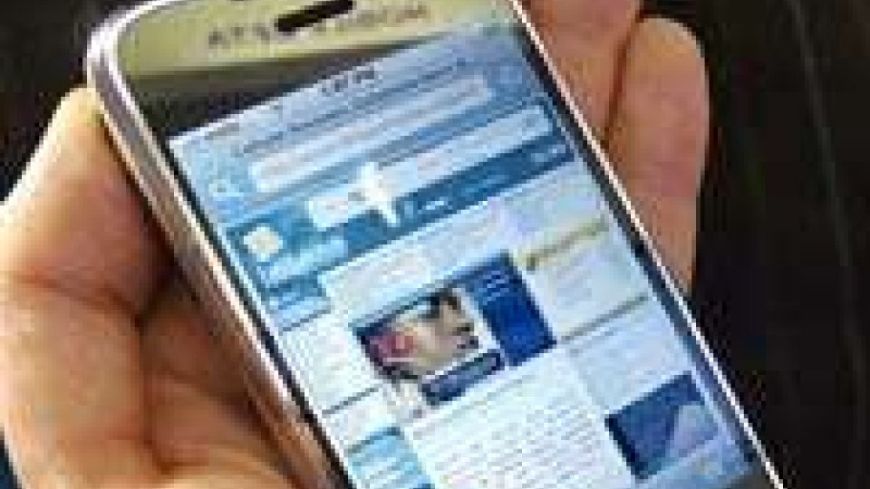Bologna: frode informatica con smartphone e sim card, quattro arresti