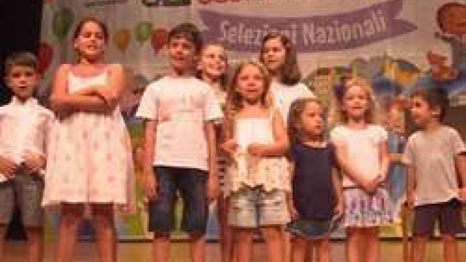 I giovani cantanti sul palcoMusica: alle selezioni per lo Zecchino d'Oro grandi e piccoli cantano insieme