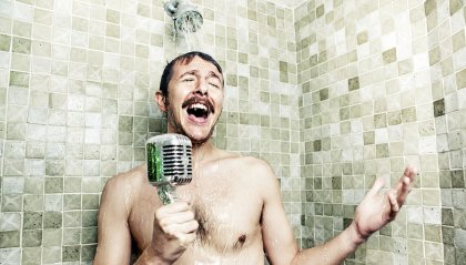 Cantare sotto la doccia, perché lo facciamo?