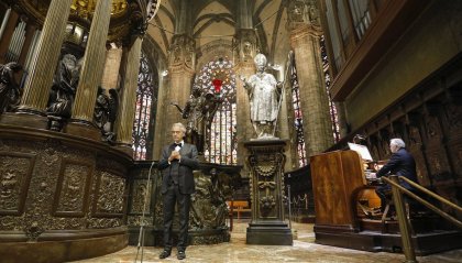 Andrea Bocelli emoziona nel Duomo deserto