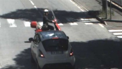 Rimini: auto passa col rosso, motociclista “vede la morte in faccia”