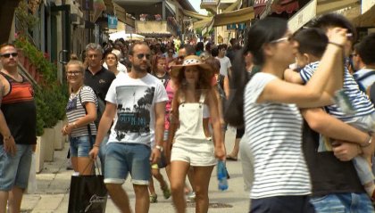 Istat: 'tirano' consumi e turismo, giù l'industria