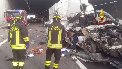 VIDEO | A14: furgone tampona tir, mezzo distrutto ma conducente illeso
