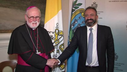 Mons. Gallagher sul Titano: bilaterale con SdS Beccari e Onorificenza a Palazzo