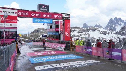 Giro d'Italia, 19ª tappa: Buitrago re del tappone dolomitico, Roglic rosicchia 3" a Thomas