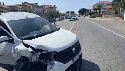 SS16: scontro tra furgone e scooter, gravissima una donna [fotogallery]