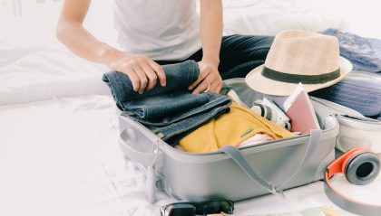 Viaggiare senza vestiti e bagagli
