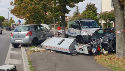 Rimini: abbatte sbarra e attraversa la strada, auto impazzita centra motociclista e autovelox