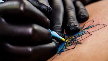 Epatite, casi in aumento nel 2023: attenzione a tatuaggi, piercing e manicure